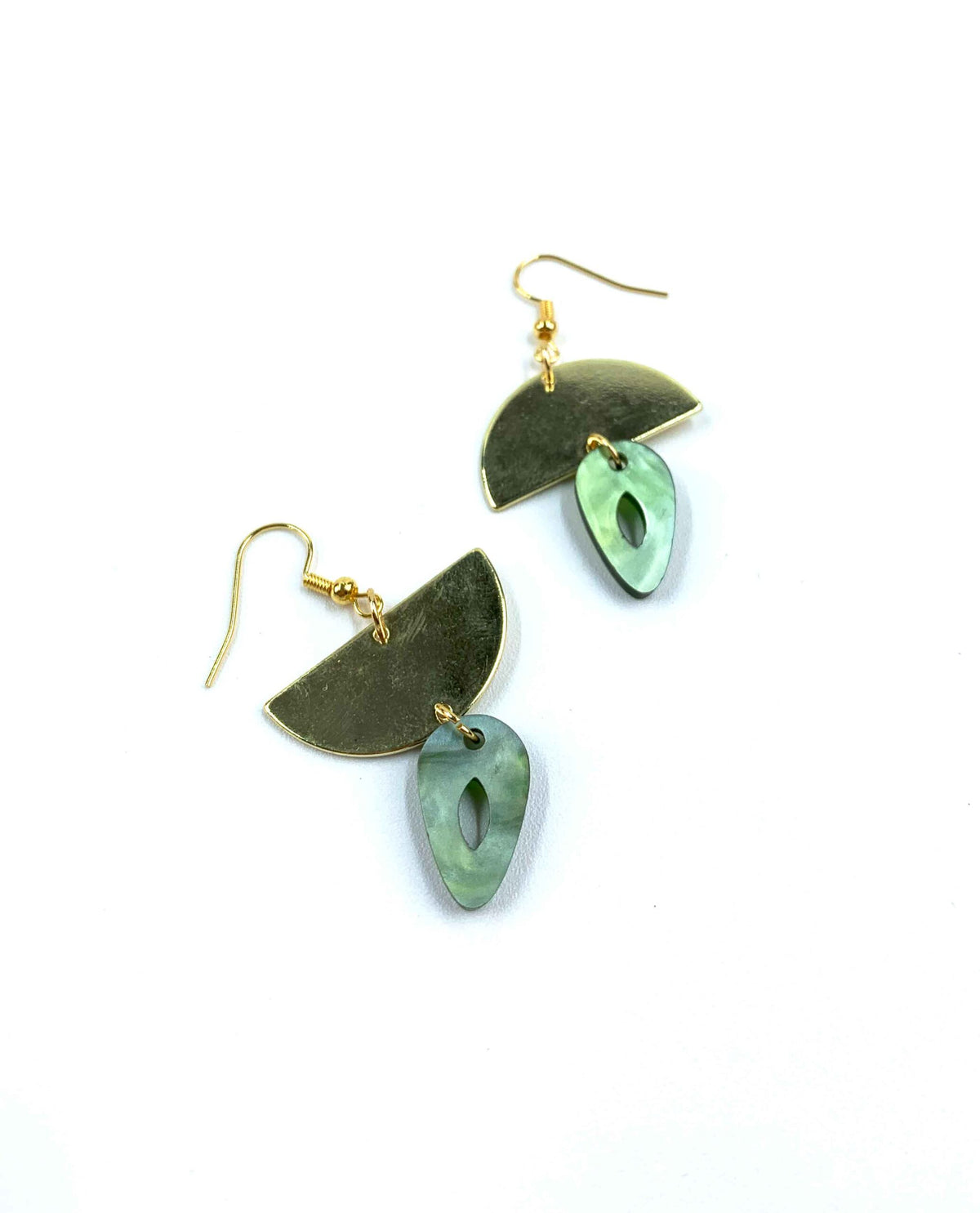 Pendientes dorados con resina verde marmolada